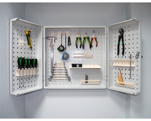 Панель перфорированная с аксессуарами для инструмента в мастерскую